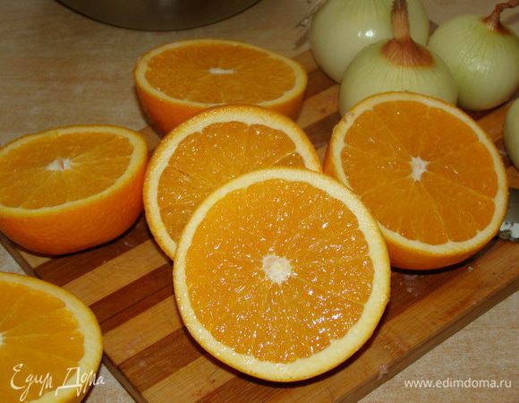 В это время выжимаем сок из 3-4 апельсинов (все зависит от размера фруктов и количества курицы).