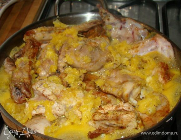 Заливаем курицу, оставляя немного мякоти. Добавляем воду, готовим на медленном/среднем огне.