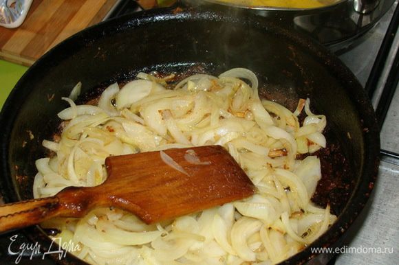 В это время нарезаем лук и морковь (полукольцами),обжариваем в той же сковороде, что и курицу.