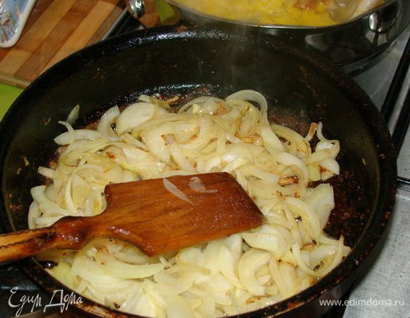 В это время нарезаем лук и морковь (полукольцами),обжариваем в той же сковороде, что и курицу.
