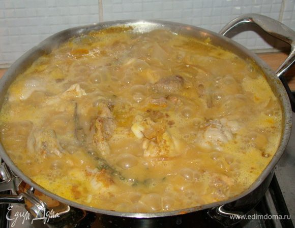 Соединяем с мясом, кидаем 5 горошин душистого перца, веточку тимьяна, готовим около 20-30 минут.