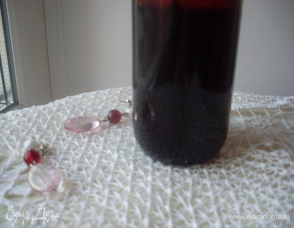 Сложить подготовленные стручки в бутылочку с плотно закрывающейся пробкой. Залить водкой и поставить в темное сухое место, при комнатной температуре. Желательно встряхивать 1 раз в неделю. 