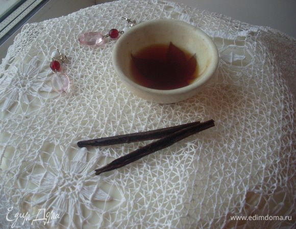 Такого цвета экстракт становится через 2 месяца настаивания. По мере использования можно добавлять в экстракт новые стручки и доливать водку.