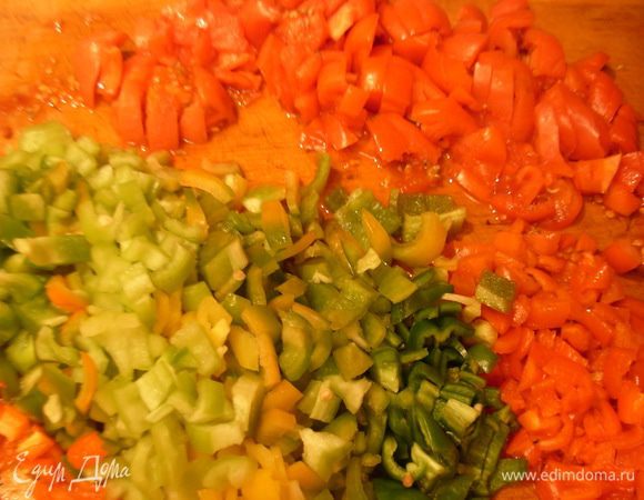 Нарезать помидоры и перец. Я это делаю не крупно.