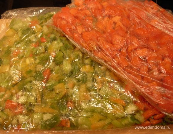 Затем фасую в пакеты. По отдельности перец и помидоры, и делаю смесь того и другого.
Главное здесь выложить овощи тонким слоем, тогда в замороженном состоянии их легко отломить.
Убираю в морозилку.