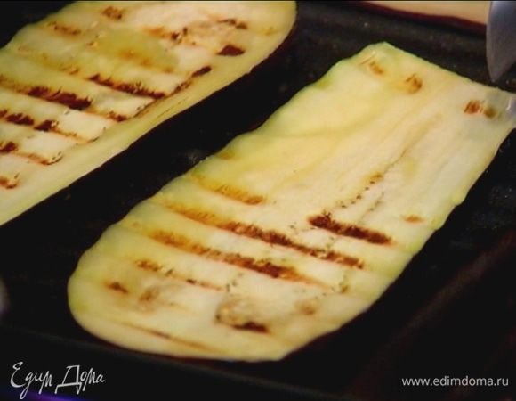 Разогреть сковороду-гриль и обжарить ломтики баклажана.
