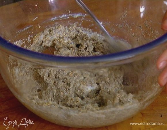 Приготовить тесто: соединить ржаные и овсяные отруби, добавить яйцо, йогурт, сахар, посолить, поперчить и все перемешать.