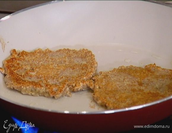 Разогреть в небольшой сковороде оливковое масло и пожарить оладушки.