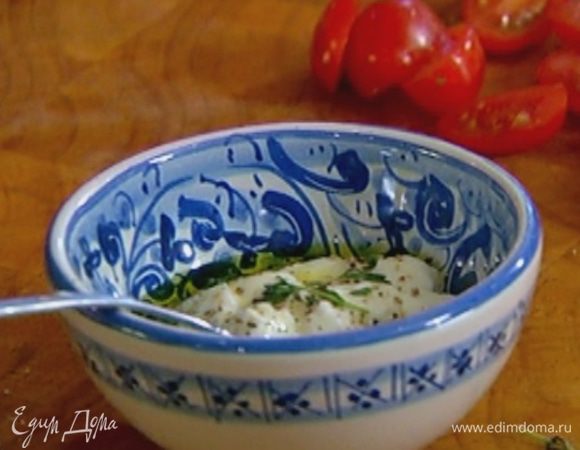 Приготовить заправку: соединить йогурт, оливковое масло Extra Virgin, листья тимьяна, посолить, поперчить и перемешать.