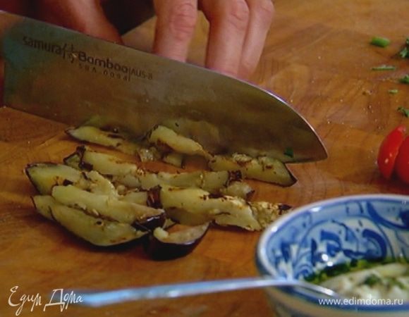 Обжаренные ломтики баклажана нарезать полосками.