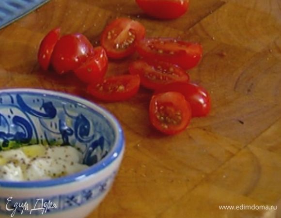 Помидоры черри разрезать пополам.