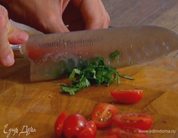 Кинзу мелко порубить.