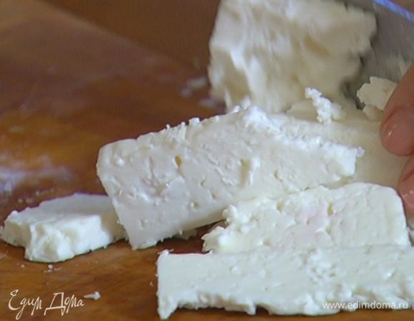 Фету поломать небольшими кусочками.