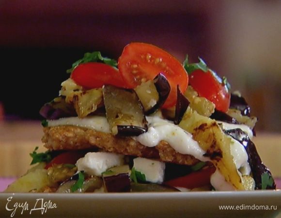 Один оладушек смазать половиной заправки, сверху выложить половину нарезанных баклажанов и черри, присыпать частью кинзы и феты, накрыть сверху вторым оладушком, смазать его оставшейся заправкой, выложить оставшиеся баклажаны и помидоры, посыпать оставшейся кинзой и фетой.