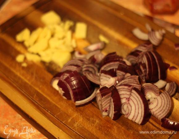 Имбирь чистим и нарезаем небольшими полосочками. Лук нарезаем полукольцами или тонкими ломтиками. На разогретой сковороде обжариваем на небольшом огне, важно,чтобы не подгорало. Примерно 10 минут.