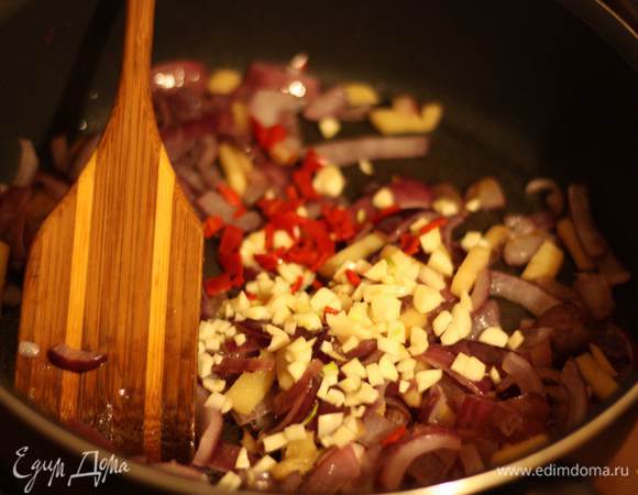 Добавляем мелко порезанный чеснок и перец чили (если не любите очень острое, семена уберите). Тушим все вместе 5 минут.