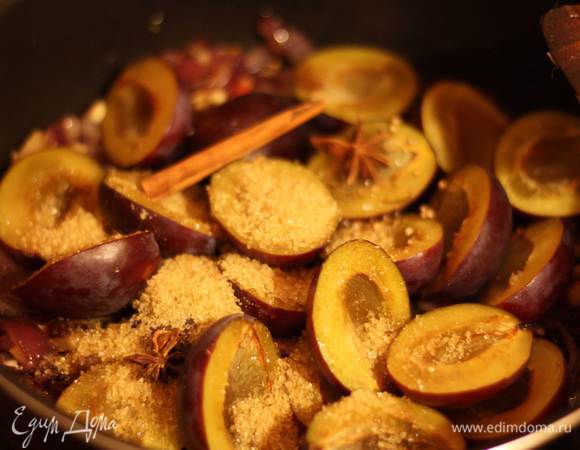 Добавляем в сотейник сливы,сахар, пряности все и солим.