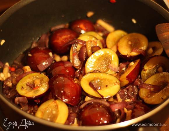 Перемешиваем, добавляем уксус и вино и убавляем огонь до минимума. Тушим, периодически помешивая примерно 45-50 минут. За это время у нас получится густая и тягучая масса. Если хотите получить однородную структуру, уберите пряности и измельчите блендером. Я же люблю, когда чувствуются кусочки, поэтому оставила как есть.