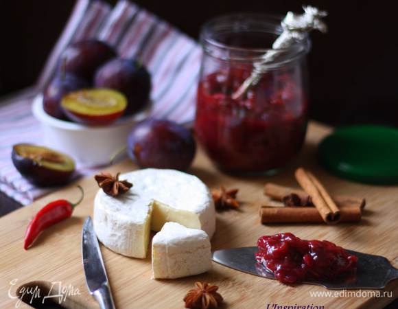 Раскладываем по стерилизованным банкам и храним в холодильнике.