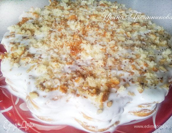  Крем: Взбить сметану и  сахар. Чтоб крем был гуще: взбивать долго. Каждый корж разрезать пополам , даже если будет трудно и местами рваться- не страшно, так даже вкусней. Чтоб было приятно и аккуратно резать-на это количество теста форма должна быть не более 24 см в диаметре. Можно вовсе не разрезать коржи, будет немного не так сочно, но не сухо. Бисквиты получились очень рыхлые и воздушные (тогда крема в 1,5 раза меньше ,если не разрезать). Смазать и украсить сверху орехами. Я взяла 3 ст. л. теста в самом начале и запекла его в формочке для кексика. Потом покрошила вместе с орехами.
