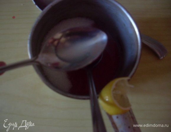 Смешать сахар, клубничный сок и лимонный сок. Довести на среднем огне до кипения, стараться не мешать. Следить, чтобы сироп не переварился - как только станет гуще и цвет чуть потемнеет убрать с огня.