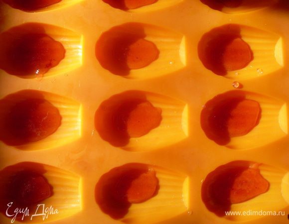 Разлить по формочкам - по чайной ложке на форму.