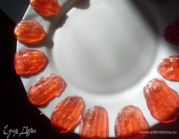 О студить до теплого состояния и немного загнуть (можно свернуть трубочками).