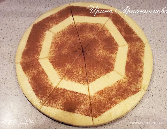 Выпекать творожный пирог на водяной бане.
Для этого в большой глубокий противень нужно налить кипяток.
В противень с кипятком поставить форму с пирогом (вода в нижнем противне должна доходить примерно до середины формы с пирогом).
Выпекать ~1 час при температуре ~160-170 гр. Если ваша форма разъемная, то надо обернуть ее фольгой, чтоб вода не затекла в форму. Можно выпекать без водяной бани, но тогда поверхность не будет такой белоснежной и может потрескаться (возможно такое).

