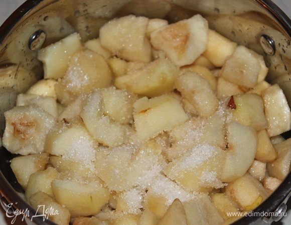 Груши вымыть, очистить от кожуры, удалить сердцевину и разрезать небольшими кубиками, засыпать сахаром и полить соком 1 лимона, но тут опять же на любителя, если вы любите сладкое варенье, можете добавить еще немного сахара. Оставить примерно на час, Чтобы груши дали сок, перемешать и оставить еще на 30 минут, чтобы сахар растаял. 