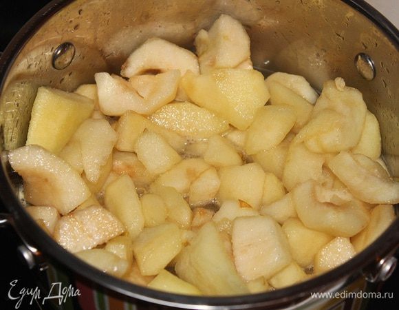 Поставить на плиту и на большом огне довести до кипения, снимать пенку при закипании, после уменьшить огонь и варить периодически помешивая 20-30 минут.