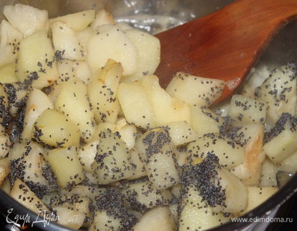  Мак подсушить на сухой сковороде. Дать остыть и перемолоть в кофемолке, но недолго, 2-3 секунды. Добавить, когда варенье закипит. 