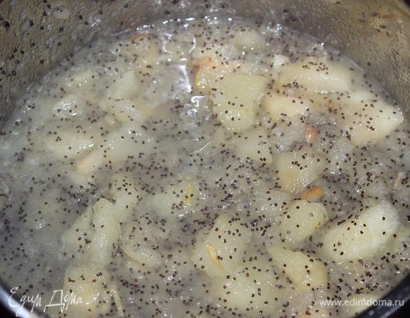 Можно сварить варенье в несколько приемов, то есть довести до кипения и убрать с плиты и через несколько часов повторить процедуру, а можно сварить сразу. Следует обратить внимание на сорт груш. Если груши мягкие, то кожуру можно и не очищать и сварить за один раз. А если все же груши твердые, то придется поварить в несколько приемов. При желании можно груши перетереть через сито. и тогда у вас получится повидло. Также по желанию можно добавить ваниль или же кардамон. Варенье получается очень-очень вкусным! Приятного аппетита!