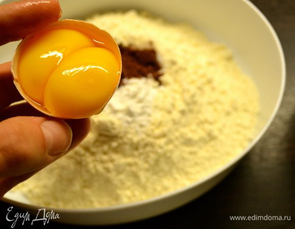Просеять в миску муку и разрыхлитель. В чаше кухонного комбайна (или ручным электромиксером) взбить размягченное масло с сахарной пудрой. Добавить желтки (по одному), тщательно взбивая. (у меня оказалось 2 желтка в одном яйце)))))