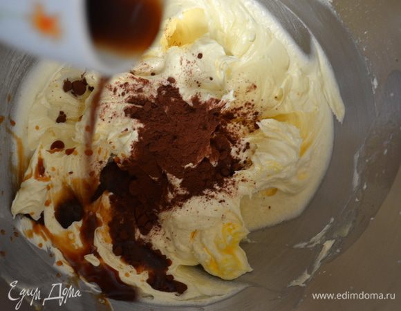 В пышную сливочную массу добавить какао и кофе...