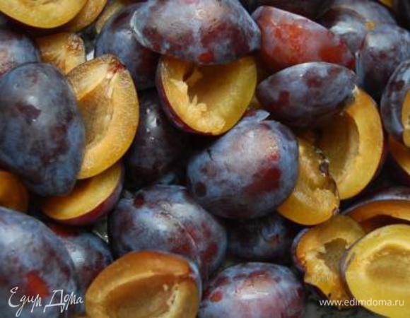 Сливы помыть, разрезать пополам, освободить от косточки и сложить в глубокую жаропрочную форму.