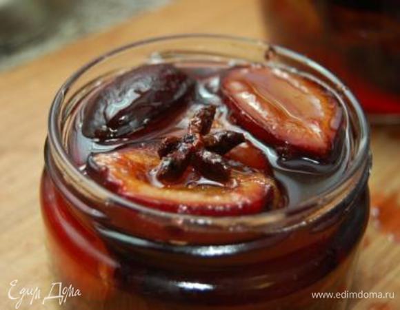 Готовое варенье разлить в пастеризованные банки.  У меня получилась две баночки: 500 и 200. 