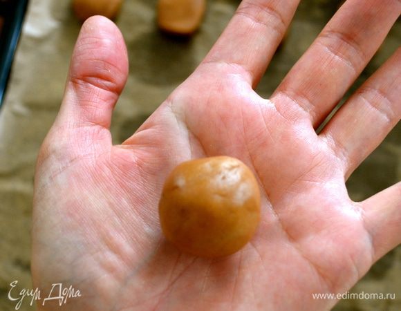 А дальше все очень просто... Включаем духовку на 180 С. Достаем тесто из холодильника, и, отщипывая от него кусочки, формируем печенье... Нам надо сделать печенье в виде кофейных зерен. Я сначала пыталась сделать их овальной формы, из расчета на то, что в духовке печенье немного расплывется... )))) Но после способ их формовки пришел сам собой! ))) Итак, из оторванного от теста кусочка формируем шарик. 