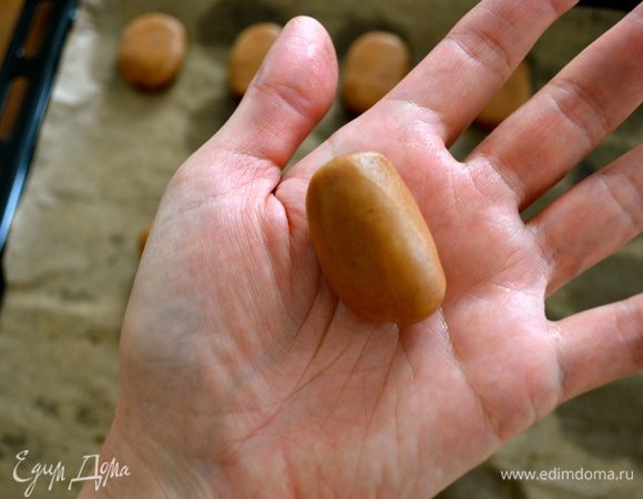 Затем крутим шарик между двумя ладонями и придаем ее форму цилиндра. 