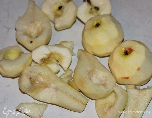 Яблоки и груши очистить от кожуры, поделит пополам удалить сердцевину, 
