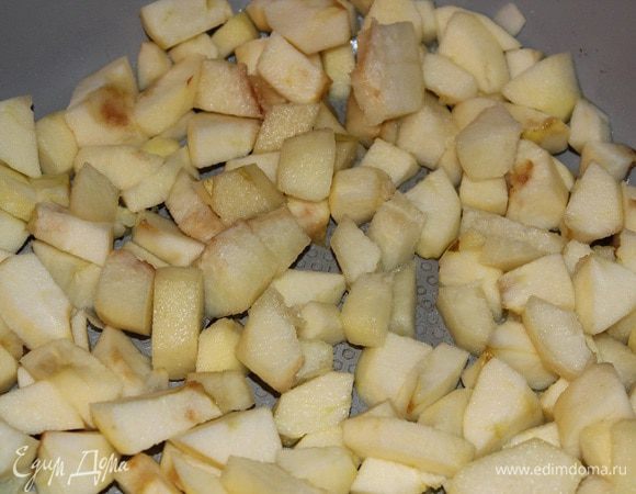 Порезать кубиками, переложить в кастрюльку, влить сидр и тушить минут 7. 