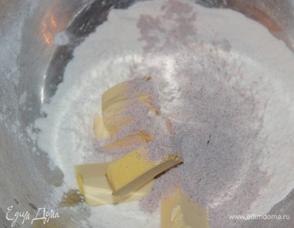 Смешать овсяную и пшеничную муку.