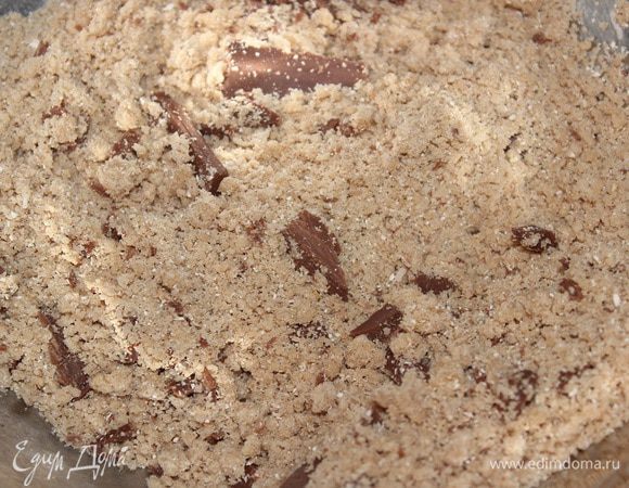 Добавить масло комнатной температуры и перетереть все в крошу, 