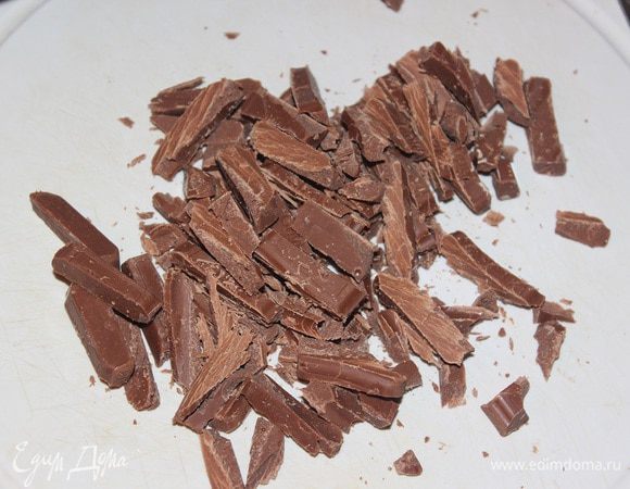 Шоколад крупно нарубить, и смешать с мучной смесью. 