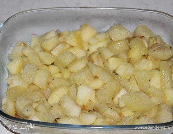 Яблоки с грушами выложить в форму.