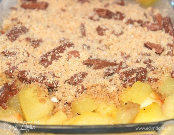 Посыпать шоколадно-мучной крошкой. Перед заморозкой обернуть форму фольгой и отправить в морозильник. Десерт можно замораживать в морозильнике до трех месяцев. Выпекать замороженный десерт при температуре 190 гр. С 35-40 минут. Готовый 20 минут. Приятного аппетита!