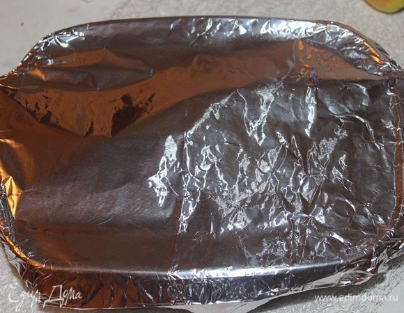 Перед заморозкой обернуть форму фольгой и отправить в морозильник. Десерт можно замораживать в морозильнике до трех месяцев. Выпекать замороженный десерт при температуре 190 гр. С 35-40 минут. Готовый 20 минут. Приятного аппетита!