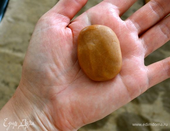 А теперь, удерживая цилиндр на одной ладони, другой хлопаем пару раз по кусочку теста, тем самым придавая ему форму такой лепешечки... )))) 