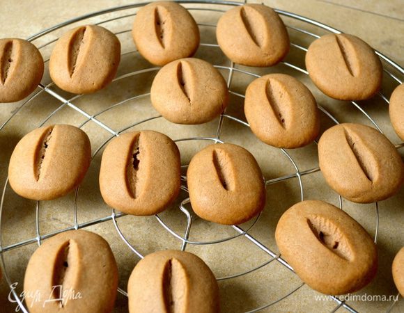 Готовому печенью дать остыть на решетке... Из указанного количества ингредиентов у меня получилось 30 штучек.  