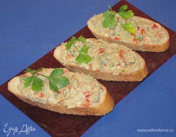 Потом можно сделать из таких замороженных овощей баклажанную икру. А можно  из этих овощей сделать такую закуску. Достать из морозильника 2 баклажана и 2 перца. Слегка разморозить. Баклажаны крупно нарезать, обжарить на сковороде с растительным маслом. Когда баклажаны превратятся в однородную массу, добавить нарезанный перец, потушить все вместе минут 5. Затем выложить на тарелку, дать остыть. Добавить мелко нарезанный репчатый лук, нарезанную зелень и тертый чеснок. Посолить, поперчить, заправить майонезом. Такую закуску можно намазывать на хлеб или просто подать в виде холодной закуски.