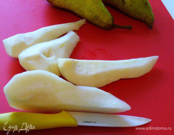 Груши очистить, нарезать вдоль пополам, вынуть внутренности.